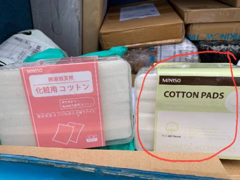 Đặt hàng 1 đằng, giao 1 nẻo. Mình đặt 2 hộp 1000 miếng thì giao cho 1 hộp 1000 miếng và 1 hộp 475 miếng. Đồng kiểm cùng với nhân viên giao hàng, biết là giao ko đúng yêu cầu rồi nhưng mình vẫn dễ tính nhận hàng. Ai dè, lúc sau nhìn kĩ mới thấy cái hộp giao nhầm còn sắp hết hạn (nhận hàng 17/03/2023 mà HSD 14/06/2023). Shop nên bán hàng có tâm chút đi.