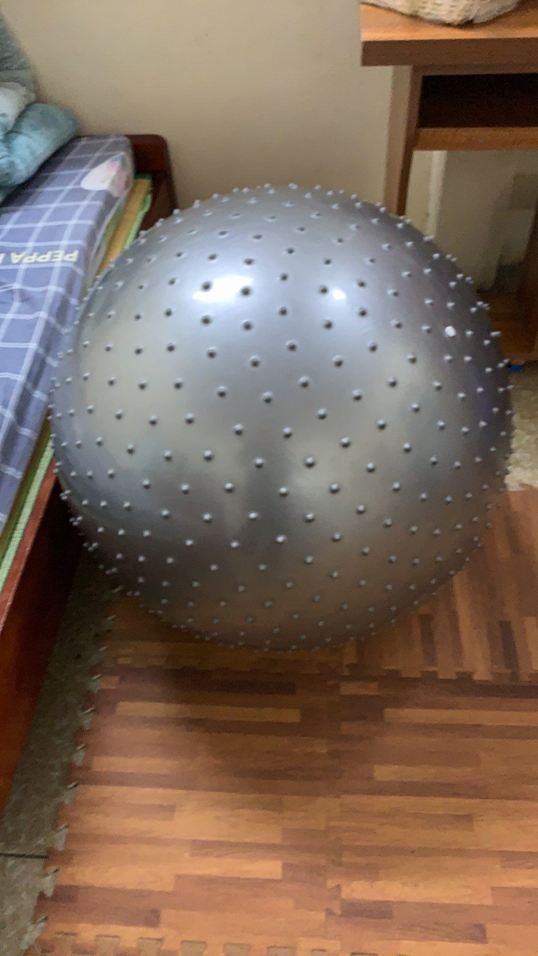 Mình thấy bóng tốt nhưng hơi nhỏ so với mình nghĩ chắc ko phải lôn size đâu, nhưng mình nhún 1 tuần thì nó giãn ra nha. shop giao đúng, đẹp, nên mua