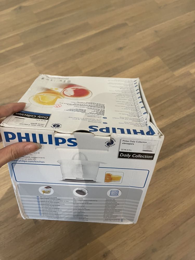 Hàng giao đến hộp đã khui ra sẵn ko còn nguyên seal và hộp ngoài móp méo trông rất rất cũ. Mình đặt hàng của philips nhập khẩu hẳn hoi mà gửi cho mình 1 cái hộp nhàu nát rách hết các góc như hàng sale ngoài chợ luôn ấy. Mua tiki rất nhiều rồi chưa bao giờ mình phàn nàn góp ý nhưng lần này thật sự là rất tệ mình mới nói ấy.