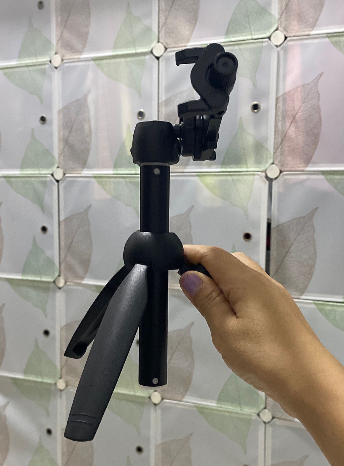 Gậy vững chắc khi gắn điện thoại, có chiều dài thích hợp để chụp ảnh đội nhóm từ xa mà không cần selfie. Rất vui vì được sở hữu tiện cho công việc cũng như có những bức hình đẹp. P/s: xin được hướng dẫn thêm cách dùng điều khiển để chụp từ xa. Cảm ơn.