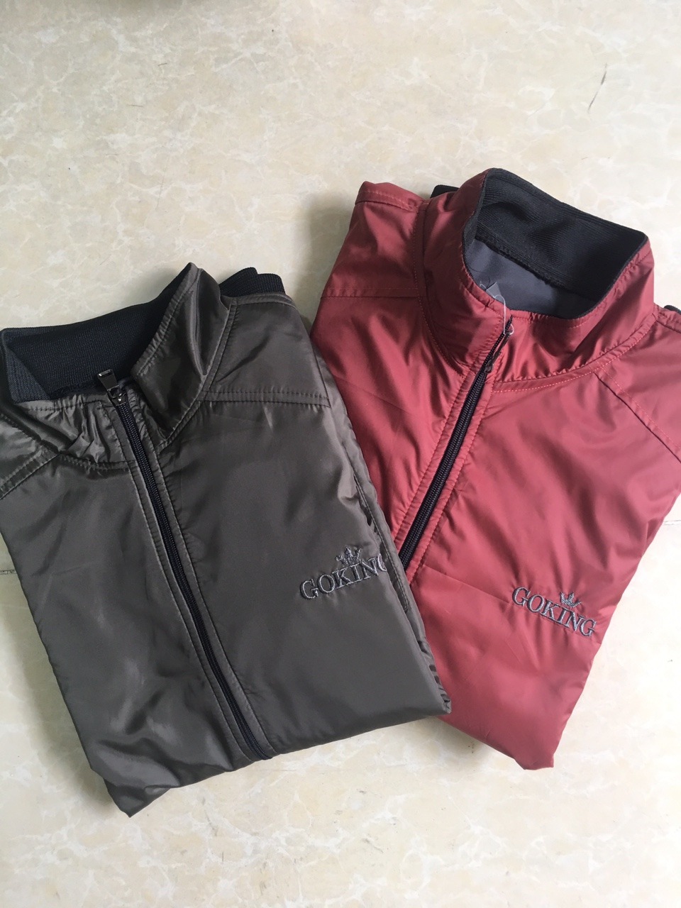 Mới đầu thấy cũng hơi ngại vì có 1 bạn chê dây kéo. Nhưng mua về mặc 6 tháng rồi dây kéo vẫn OK ngon lành. Mua thêm 1 cái nữa, vừa đỏ vừa xám để thay đổi. Thấy shop có để phiếu bảo hành đổi trả trong vòng 30 ngày. Nên bạn nào bị hư dây kéo thì nên liên hệ shop để đổi lại áo khác, ko nên ôm rồi lên cằn nhằn.