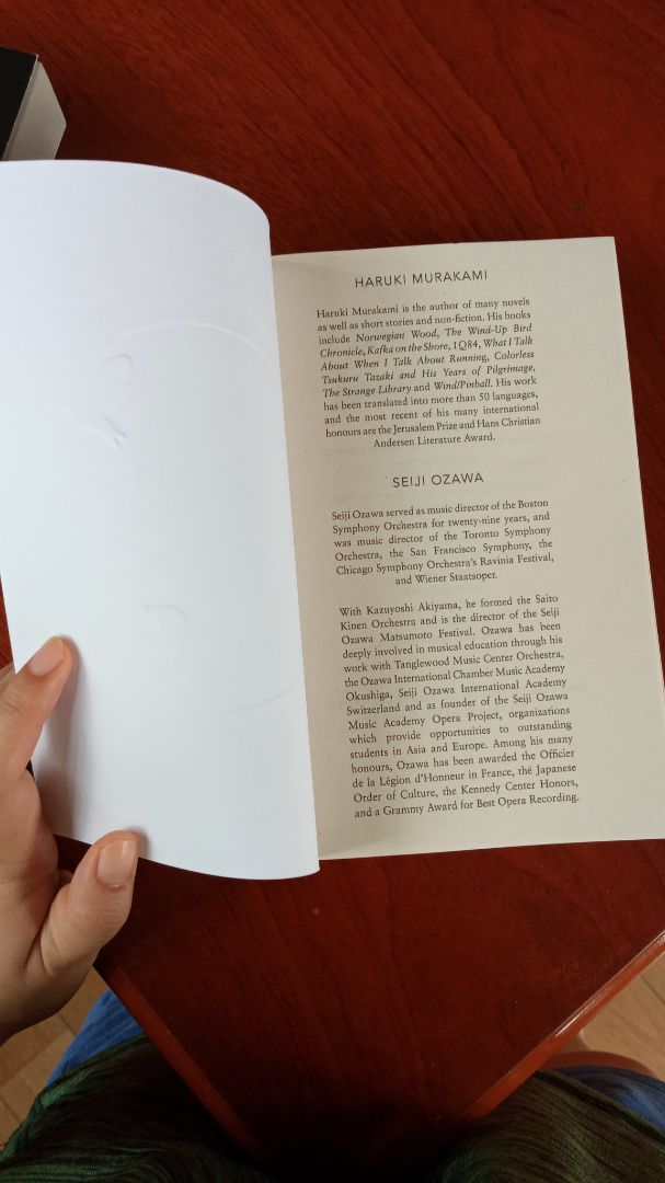 Hơi xướt một tí ngoài bìa. Nhưng cũng ok