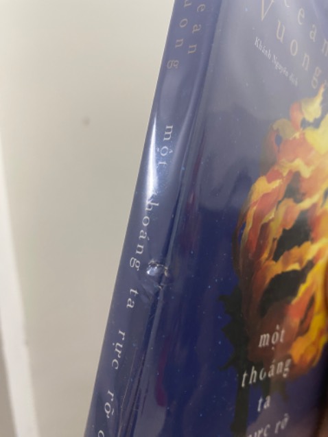 Theo mình nhớ thì đây là lần đầu đặt sách của tiki trading mà nó trục trặc hết sức. Giao hàng cho mình thì lâu, mà sách giao đến đựng trong cái hộp carton móp rách và dán keo niêm phong không cẩn thận. Xong sách ở trong cả 2 cuốn đều cong và hư góc, mua bookcare mà bìa rách rách, rồi thấy bụi quá trời lun. Nhưng cũng may sau đó mình có nhắn tin muốn đổi hàng thì nhân viên tl rất nhanh và nhiệt tình, đổi hàng cho mình cũng rất nhanh, đánh giá cao khúc này. Hôm nay mình mới nhận dc hàng đổi trả, sách dc đổi mới và đẹp hơn rất nhiều, góc không bị cong hay móp, bìa sách cũng ok luôn. Vì nhân viên tl rất nhanh và thái độ tốt hàng đổi lại mình rất hài lòng nên mình sẽ đánh 4 sao. Mong rằng lần sau đặt sách của tiki trading sẽ không gặp tình trạng này nữa, đây là lần đầu tiên mà mình nhận hàng xong phải nhắn tin để đổi hàng luôn í. 
Hai hình đầu là giao hàng lần 1
Còn video cuối cùng là sau khi đổi hàng