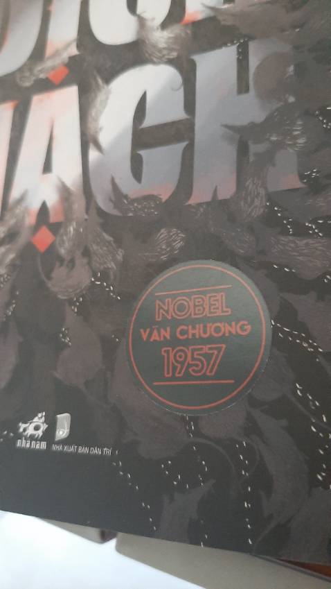 Sách đẹp, giấy không trắng lắm nhưng in chữ lớn nên dễ đọc, sách này đoạt giải Nobel Văn Chương chắc hẳn sẽ là nội dung hay nên mình mua về để đọc, vì chúng ta cũng đã vừa trải qua cơn Đại dịch Cúm Covid19 Vũ Hán bùng phát cả Thế giới, sự sống cái chết chỉ trong gang tấc mà thôi.