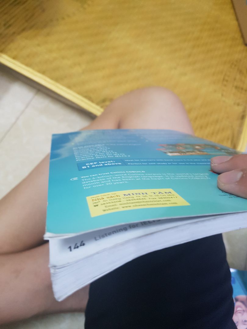 Mình luôn luôn trân trọng những cuốn sách, đặc biệt là bộ sách Collins, mình có 4 cuốn rất đẹp rồi, mua cuốn này nữa thành đủ một bộ. Hôm này rất buồn vì TIKI TRADING ( TIKI TRADING nhé mn), gửi mình một cuốn sách từ tháng 7-2017 bụi bám đầy, tờ cuối từng bị ẩm, gáy bị quăn, trang cuối bị bẩn. Mình đã không xem hàng vì tin TIKI TRADING. Thế nên mn đừng tin gì kể cả TIKI TRADING nhé. Vì một phần lỗi của mình nên mình đánh giá TIKI TRADING 2 sao nhé. Còn chất lượng sách thì tuyệt vời rồi, mình không bàn nhé.