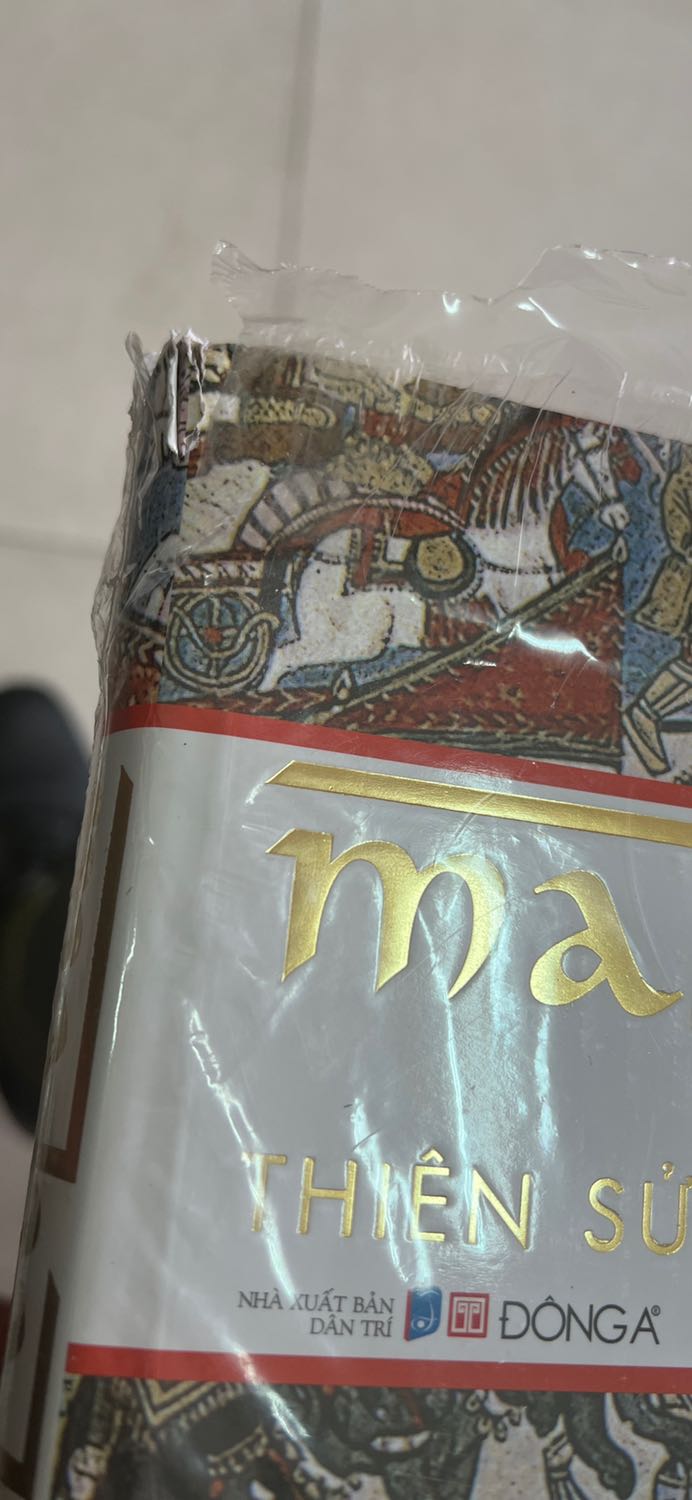 Dạo này khâu xuất kho gói hàng của tiki càng ngày càng dở. Nhận hàng cuốn sách to còn nguyên seal mà phía trên gáy sách đã bị rách cả bìa áo lẫn gáy trong. Được phần chăm sóc khách hàng vớt vát lại. Khuyên các bạn nào mua sách có vấn đề thì cứ gọi thẳng *** tiki mà complain, mình hôm thứ 6 nhận sách vào đơn hàng gửi yêu cầu đổi trả mãi ko thấy gì, hwa gọi trực tiếp *** hnay đã có nhận viên gọi tới nhận hàng gửi đổi trả.
Sách đẹp nên mua đọc, nôn dễ sợ mà nhận sách thất vọng kinh khủng. Giờ phải đợi chắc phải 1 tuần nữa mới có sách mới đổi lại😗😗😗