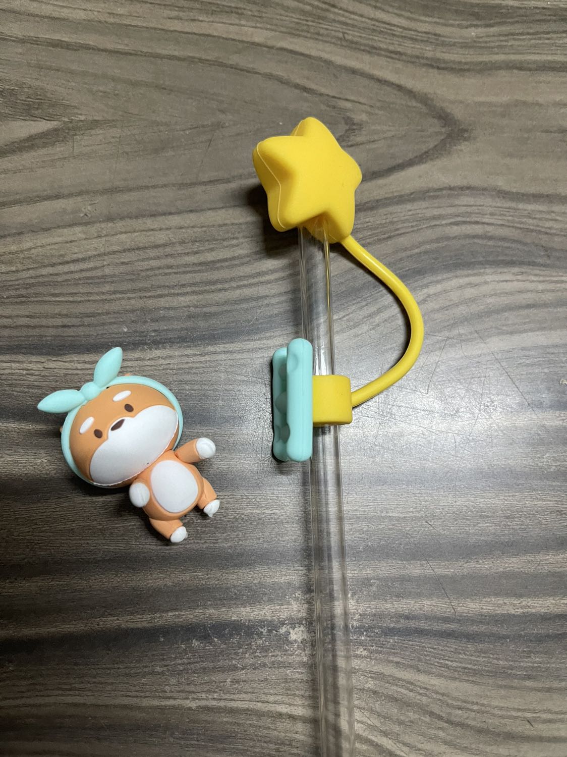 Hàng bị lỗi, con thú bị rớt ra khỏi ống hút. Yêu cầu shop đổi sản phẩm khác hoặc khắc phục giúp lỗi này. Cám ơn.