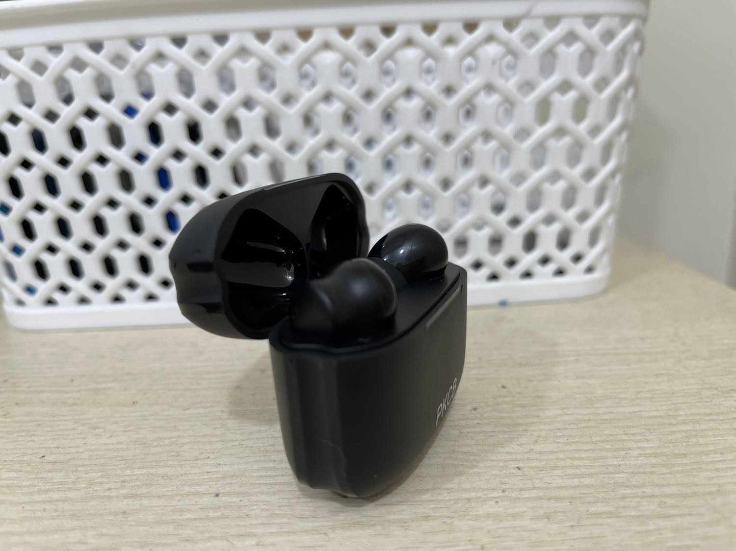 Tai nghe gia công đẹp, kiểu dáng thời trang, đeo rất thoải mái, hàng mới nguyên seal rất an tâm, sạc type c rất nhanh đầy điện, tiện lợi, hộp sạc cũng tích được kha khá điện, tai nghe xuất sắc trong tầm giá