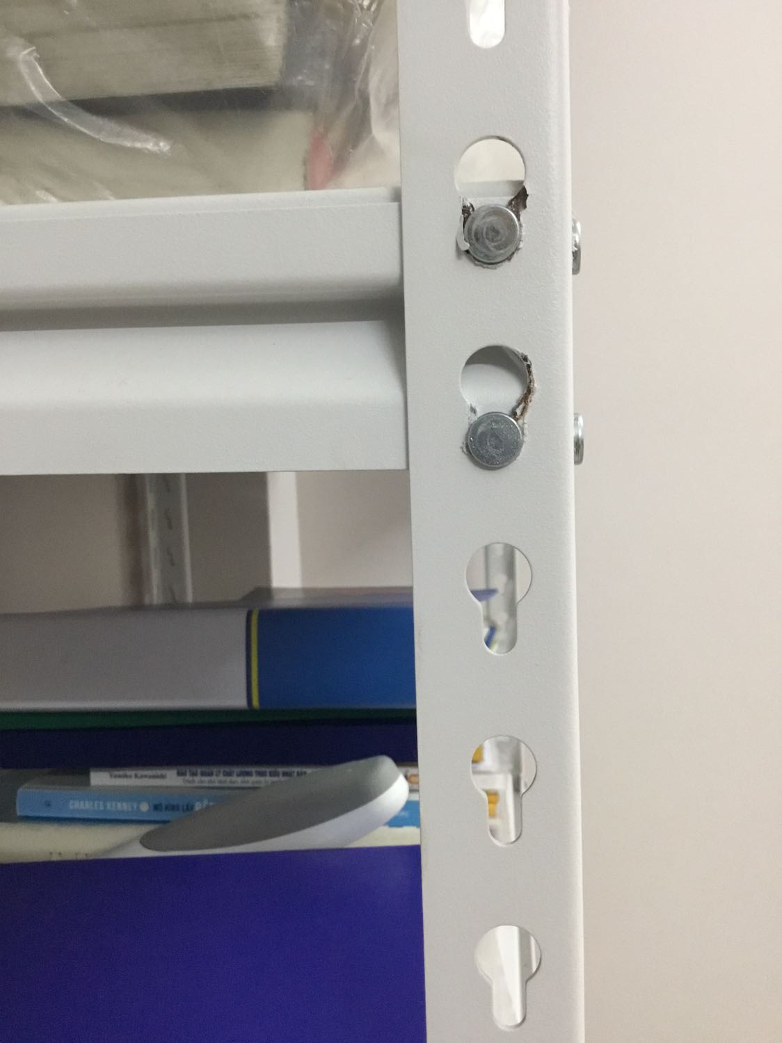 Sản phẩm:
- chất liệu: cứng cáp, ráp xong chắc chắn, không lung lay.
- tính tiện lợi: OK.
- tính thẩm mỹ: OK.
- tính sáng tạo: OK.
- Tuy nhiên, tính tinh tế chưa cao, vài con ốc bị sét, nhiều mối gõ không khớp hoàn toàn, đôi khi mối gõ làm tróc lớp sơn khi gõ. 

Dịch vụ nhà cung ứng: giao hàng nhanh dù đang trong mùa dịch, đóng gói kỹ.