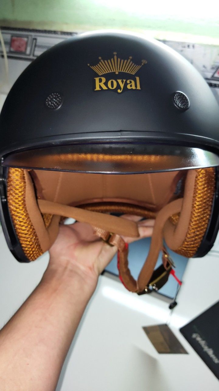 Hàng giao đúng như hình ảnh quảng cáo, đẹp, có túi đựng, đóng gói cẩn thận. Nhưng kính có vết vân tay và 1 vết gì màu trắng, có lẽ không gì đâu nhỉ. Độ bền thì chưa *** và cũng không muốn *** độ bền cũng như khả năng bảo hiểm đâu.