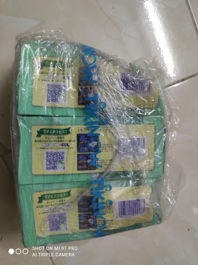 Mua 3 hộp nhưng về tay không hộp nào là lành lặn, không móp thì thủng luôn. 
Không biết shop có tiếp thu ý kiến của khách hàng không nhưng mình thấy khách của shop phản ánh vấn đề này không phải lần đầu. Hi vọng shop tôn trọng khách hàng cũng chính như sản phẩm mình bán ra