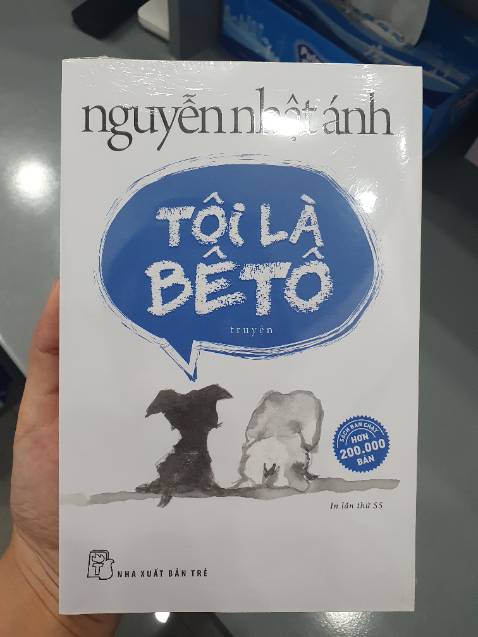Câu chuyện kể về cuộc sống của 2 chú cún - là bạn thân của nhau trong một ngôi nhà. Tác giả vào ngôi thứ nhất để nhân hóa nhân vật Bê tô - chú cún đơn thuần, tinh nghịch. Được may mắn có chú cún Bi nô dọn vào ở cùng nhà. Bi nô trầm tĩnh và có phần uyên bác. Những câu dẫn chuyện hết sức đời thường, nhưng không phải ai cũng đủ tĩnh tâm nhìn nhận lại mọi thứ:
- Đôi khi bạn yêu mến một ai đó đơn giản chỉ vì người đó thật lòng yêu mến bạn. Tâm hồn chúng ta được sinh ra là để chờ đáp lại niềm yêu mến từ một tâm hồn khác. Nó giống như chiếc ống sáo, sẵn sàng reo lên khi ngọn gió mùa hè thổi qua.
- Một ngày nào đó bạn sẽ nhận ra ý nghĩa của ước mơ không phải ở chỗ nó có phù hợp với khả năng thực tế hay không. Điều quan trọng là nó cho phép bạn sống thêm một cuộc đời nữa nữa với cảm xúc của riêng bạn, bạn trong một thế giới mà bạn có thể hóa thân một cách hồn nhiên nhất vào đấng toàn năng. Như vậy, ước mơ không chỉ là chiếc bàn là tinh thần giúp bạn ủi phẳng những nếp nhăn của số phận mà còn là cách để bạn bắt gặp hình ảnh của Thượng Đế trong bản thân mình.
- Những gì tôi kể ra thật nhỏ nhặt. Nhưng phải chăng quy luật cuộc sống cũng không có gì to tát: khi bạn thay đổi một góc nhìn, bạn sẽ thấy thế giới mà bạn đang sống hiện ra dưới một thứ ánh sáng khác, và biết đâu nhờ vậy mà quan niệm của bạn về thới giới cũng khác đi!
- Tôi từng nghe người ta bảo trong cuộc sống tiền bạc không phải là thứ quan trọng nhất nhưng điều đó không có nghĩa là bạn cho phép mình nhìn tiền bạc với thái độ rẻ rúng.
- Có những người tỏ vẻ coi khinh tiền bạc, như là coi khinh những gì thuộc về vật chất. Họ làm ra vẻ đồng tiền là thứ gì bẩn thỉu, bởi vì thực sự đó là những đồng tiền họ kiếm được bằng những cách bẩn thỉu.
- Những người lao động chân chính và lương thiện bao giờ cũng quý trọng tiền bạc, giống như những người làm vườn cần mẫn luôn yêu quý hoa trái được sinh ra dưới bàn tay chai sạn của mình.
- Khóc, đôi khi là một kiểu cười, và ngược lại.
- Bạn cũng thế thôi, có những chuyện bạn đinh ninh chỉ có một mình bạn biết nhưng sự thực thì bạn không phải là người duy nhất nắm giữ chìa khóa bí mật của cuộc sống.
- Chị không nghe được, nhưng chị thấu hiểu. Cảm thông cũng là một cách nghe. Trái tim có lỗ tai của nó, bạn tin không?
- Có thể bạn không tin những gì tôi nói nhưng nếu bạn biết rằng trong vương quốc của tâm tưởng, nơi con người ta không cần phải vót nhọn thái độ theo hoàn cảnh, không cần phải thu xếp lời ăn tiếng nói để sự thẳng thắn khỏi bị đánh lưới thì bờ cõi của sự chân thật được mở rộng đến vô biên và mỗi ý kiến cá nhân đều có một ngai vàng tráng lệ của riêng mình.
- Bạn cũng biết rồi đó, cái tên đôi khi được cha mẹ đặt cho một cách ngẫu nhiên, nhưng chính cách sống của bạn đã không ngừng chưng cất cái tên của mình qua năm tháng, giúp cho nó tỏa hương.
Câu chuyện như đang viết rõ về con người, thông qua cách nhìn nhận vô tư, thản nhiên của một chú cún - một người ngoài cuộc lúc nào cũng có cái nhìn chung nhất đối với người trong cuộc!
Cảm ơn tác giả đã mang lại nhiều kiến thức, cảm xúc, và cho tôi trân trọng nhiều hơn các con vật xung quanh mình. Câu chuyện kể về cuộc sống của 2 chú cún - là bạn thân của nhau trong một ngôi nhà. Tác giả vào ngôi thứ nhất để nhân hóa nhân vật Bê tô - chú cún đơn thuần, tinh nghịch. Được may mắn có chú cún Bi nô dọn vào ở cùng nhà. Bi nô trầm tĩnh và có phần uyên bác. Những câu dẫn chuyện hết sức đời thường, nhưng không phải ai cũng đủ tĩnh tâm nhìn nhận lại mọi thứ:
- Đôi khi bạn yêu mến một ai đó đơn giản chỉ vì người đó thật lòng yêu mến bạn. Tâm hồn chúng ta được sinh ra là để chờ đáp lại niềm yêu mến từ một tâm hồn khác. Nó giống như chiếc ống sáo, sẵn sàng reo lên khi ngọn gió mùa hè thổi qua.
- Một ngày nào đó bạn sẽ nhận ra ý nghĩa của ước mơ không phải ở chỗ nó có phù hợp với khả năng thực tế hay không. Điều quan trọng là nó cho phép bạn sống thêm một cuộc đời nữa nữa với cảm xúc của riêng bạn, bạn trong một thế giới mà bạn có thể hóa thân một cách hồn nhiên nhất vào đấng toàn năng. Như vậy, ước mơ không chỉ là chiếc bàn là tinh thần giúp bạn ủi phẳng những nếp nhăn của số phận mà còn là cách để bạn bắt gặp hình ảnh của Thượng Đế trong bản thân mình.
- Những gì tôi kể ra thật nhỏ nhặt. Nhưng phải chăng quy luật cuộc sống cũng không có gì to tát: khi bạn thay đổi một góc nhìn, bạn sẽ thấy thế giới mà bạn đang sống hiện ra dưới một thứ ánh sáng khác, và biết đâu nhờ vậy mà quan niệm của bạn về thới giới cũng khác đi!
- Tôi từng nghe người ta bảo trong cuộc sống tiền bạc không phải là thứ quan trọng nhất nhưng điều đó không có nghĩa là bạn cho phép mình nhìn tiền bạc với thái độ rẻ rúng.
- Có những người tỏ vẻ coi khinh tiền bạc, như là coi khinh những gì thuộc về vật chất. Họ làm ra vẻ đồng tiền là thứ gì bẩn thỉu, bởi vì thực sự đó là những đồng tiền họ kiếm được bằng những cách bẩn thỉu.
- Những người lao động chân chính và lương thiện bao giờ cũng quý trọng tiền bạc, giống như những người làm vườn cần mẫn luôn yêu quý hoa trái được sinh ra dưới bàn tay chai sạn của mình.
- Khóc, đôi khi là một kiểu cười, và ngược lại.
- Bạn cũng thế thôi, có những chuyện bạn đinh ninh chỉ có một mình bạn biết nhưng sự thực thì bạn không phải là người duy nhất nắm giữ chìa khóa bí mật của cuộc sống.
- Chị không nghe được, nhưng chị thấu hiểu. Cảm thông cũng là một cách nghe. Trái tim có lỗ tai của nó, bạn tin không?
- Có thể bạn không tin những gì tôi nói nhưng nếu bạn biết rằng trong vương quốc của tâm tưởng, nơi con người ta không cần phải vót nhọn thái độ theo hoàn cảnh, không cần phải thu xếp lời ăn tiếng nói để sự thẳng thắn khỏi bị đánh lưới thì bờ cõi của sự chân thật được mở rộng đến vô biên và mỗi ý kiến cá nhân đều có một ngai vàng tráng lệ của riêng mình.
- Bạn cũng biết rồi đó, cái tên đôi khi được cha mẹ đặt cho một cách ngẫu nhiên, nhưng chính cách sống của bạn đã không ngừng chưng cất cái tên của mình qua năm tháng, giúp cho nó tỏa hương.
Câu chuyện như đang viết rõ về con người, thông qua cách nhìn nhận vô tư, thản nhiên của một chú cún - một người ngoài cuộc lúc nào cũng có cái nhìn chung nhất đối với người trong cuộc!
Cảm ơn tác giả đã mang lại nhiều kiến thức, cảm xúc, và cho tôi trân trọng nhiều hơn các con vật xung quanh mình.