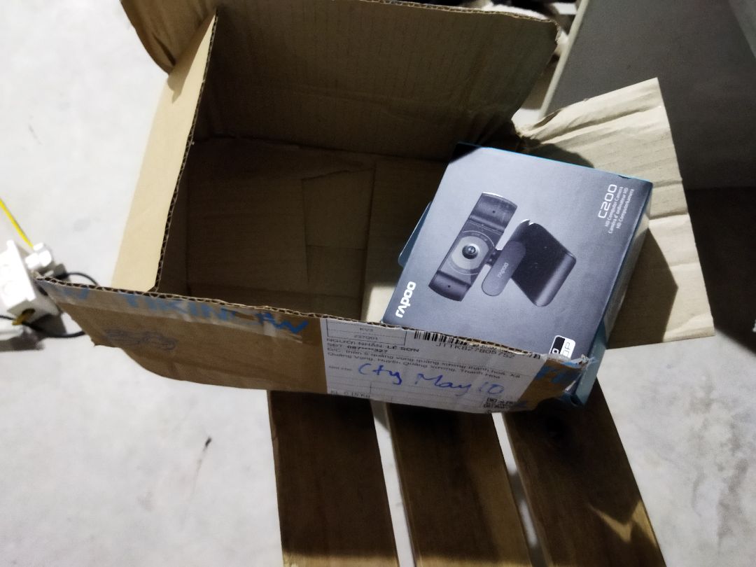 đóng gói quá sơ sài. ko có chống sốc. hộp ngoài bị méo mó. sp tốt trong tầm giá. hình ảnh sáng. mic thu tốt. giao hàng nhanh. nếu đóng gói có tâm chút sẽ là 5 sao