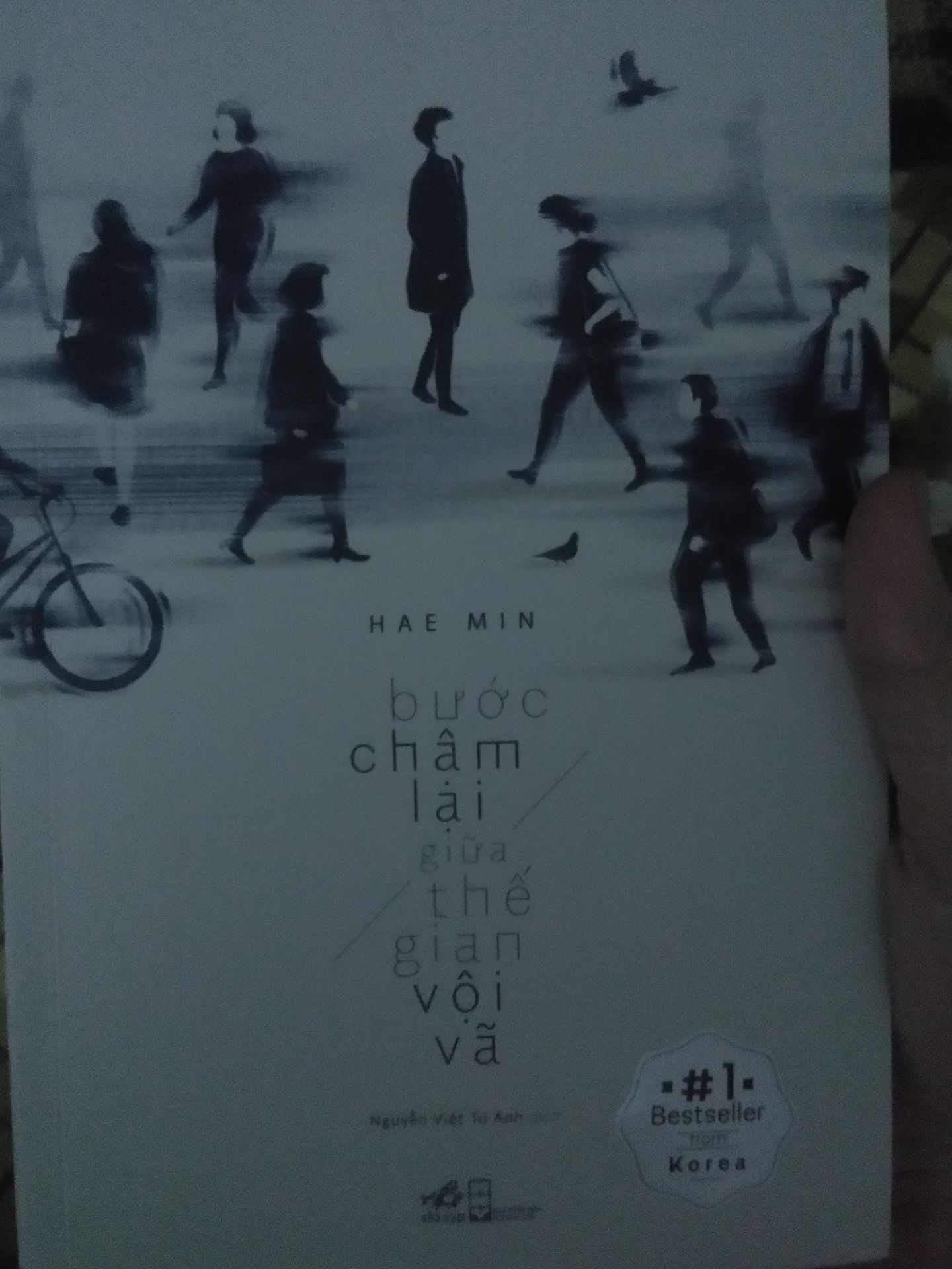 Giao Hàng Nhanh ( mới 2 ngày là giao tới rồi) 
Sách đẹp nhưng có cong góc một xíu nhưng thôi ko sao cho shop 5 sao nha 
Lần sau shop cãi thiện phần đóng gói một xíu shop nên gói thêm 1 lớp bọc ngoài cho sách như vậy khi cho vào hộp nó sẽ ko bị cong góc