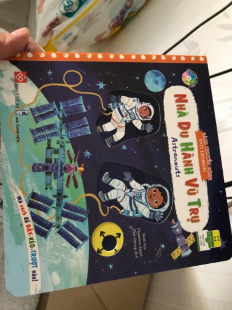 Giao hàng nhanh, sách nhỏ dễ thương, giá tốt. Hơi ít trang, nội dung cũng ít. So với giá sale thì vậy là chấp nhận được. Bộ này mình mua cho bé 3 cuốn rồi.