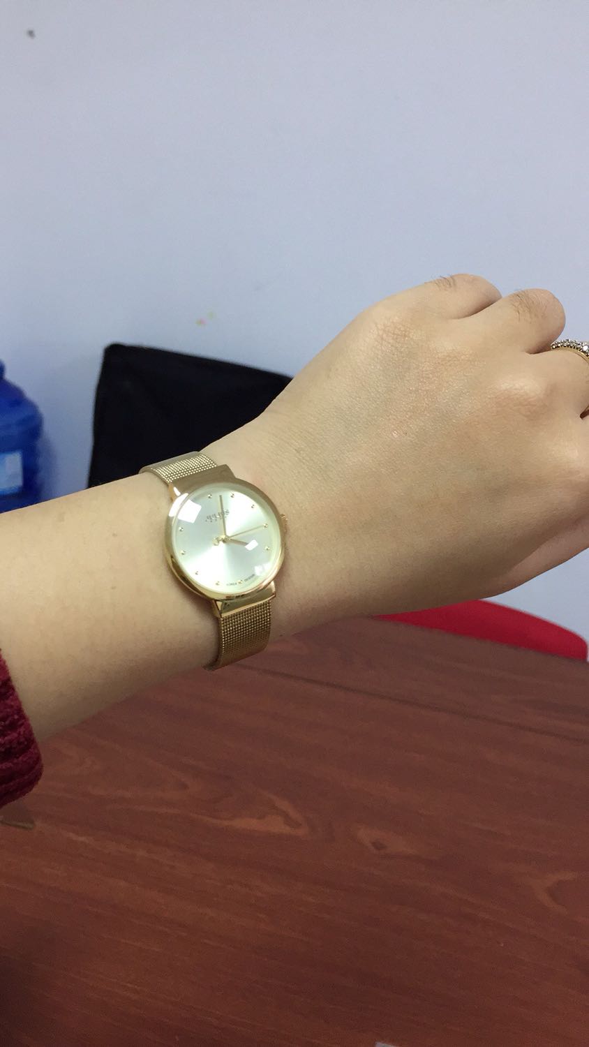 Mình đã nhận đc hàng. Hàng đẹp. Không một vết xước. Đeo lên tay rất sáng. Nói chung là mẫu mã ok. Còn độ bền thì chưa nói đc. Mở hàng xong mà người cứ lâng lâng vì đẹp hơn suy nghĩ của mình. Tặng Tiki 5 sao.