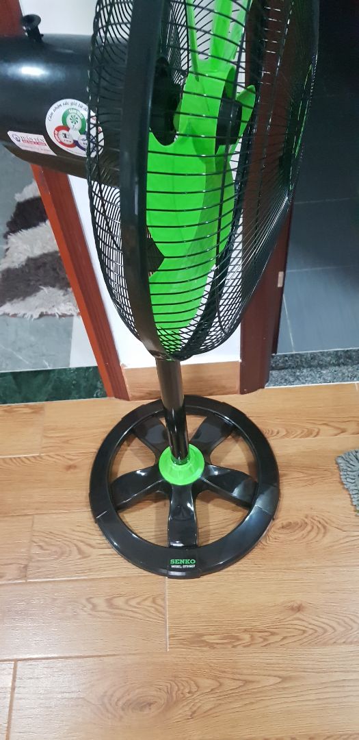 Quạt mạnh, chân đế làm bằng nhựa mỏng, rỗng nhẹ dễ gãy. Thân quạt chỉ siết bằng 1 ốc vào thanh quạt mà không có lỗ chịu.