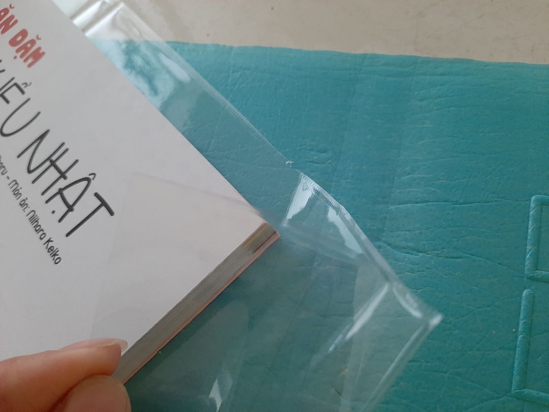 Sách ok nhưng dịch vụ bọc sách book care quá tệ. Mình bọc sách để giữ gìn sách mà mới lật có 2 lần mà đường hàn mép bọc sách đã rách, ko bọc sách đc nữa. Sách ok nhưng dịch vụ bọc sách book care quá tệ. Mình bọc sách để giữ gìn sách mà mới lật có 2 lần mà đường hàn mép bọc sách đã rách, ko bọc sách đc nữa.