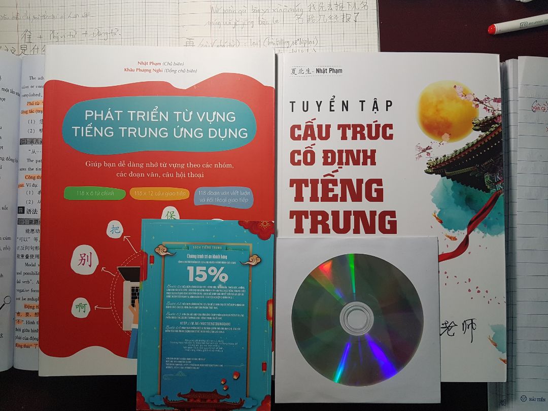 combo shop giao đầy đủ phụ kiện, sách nội dung, hình thức đều tốt! mỗi cái khó chịu là Tiki báo có bọc bookcare nhưng cuối cùng không bọc, hướng dẫn khách tào lao làm mất thời gian gửi trả, Tiki nhiều lần xử lý sai mà lần nào cũng chỉ có xin lỗi cho qua chuyện!