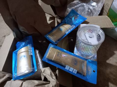 Shop đóng gói sản phẩm kĩ lại giao hàng siêu nhanh...quà tặng đầy đủ, ko uổng công thức khuya để săn ....sẽ ủng hộ dài dài, mình chỉ xài đc kcn của hãng