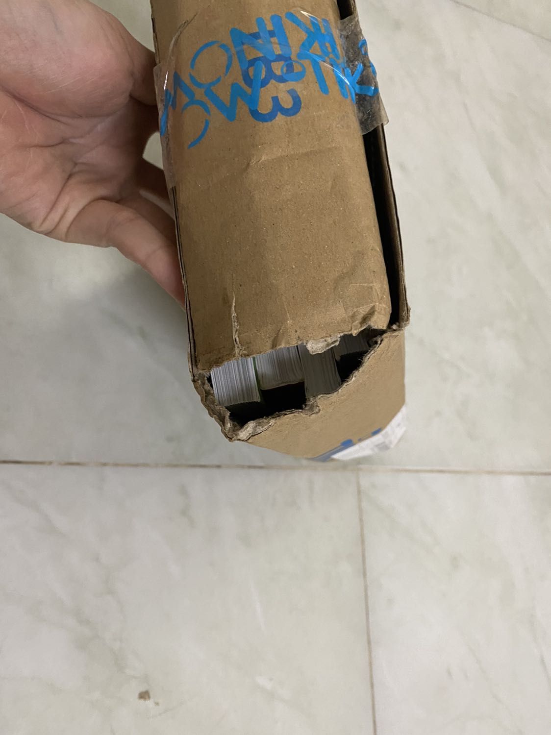 Tiki giao hàng cho khách như vậy hỏi ai dám tiếp tục đặt hàng, chưa thấy nội dung sách như thế nào mà nhận hàng đã thấy bực.