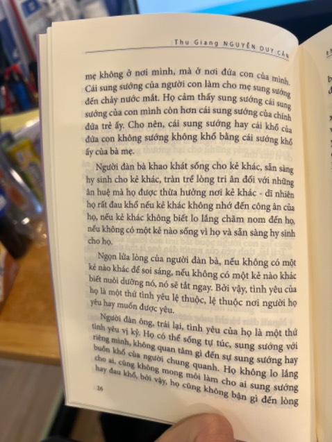 Cuốn này vì được viết vào năm 1961 nên nội dung nhận biết rất khác so với thời đại bây giờ. Mình đọc những nội dung về suy nghĩ rập khuôn và cảm thấy như một sự gán ghép, hạn chế đi những điều ở cả 2 giới có thể phát huy. 

Đàn bà phải phụ thuộc đàn ông, đàn ông bản chất là vị kỉ - đây đều là những nhận xét thiên kiến và không có bất kì nghiên cứu nào chứng minh ấy.

Thất vọng khi nhà xuất bản cho tái bản ấn phẩm với những tư tưởng đã cũ này, và không biết mục đích chính thực sự là gì? Cổ xuý tiếp tục suy nghĩ của tác giả hay sao? Việc cụ viết vào năm 1961 nên nội dung khác biệt mình hiểu, chỉ không hiểu NXB Trẻ.