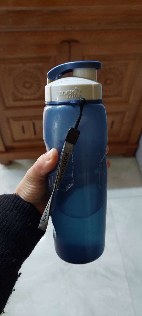 Đã từng dùng bình màu xanh của looknlook 7 năm, nay bị gãy cái lẫy nhỏ ở nắp, kể ra vẫn dùng tiếp đc nhưng thôi, mua đi để cty còn sx chứ🤣