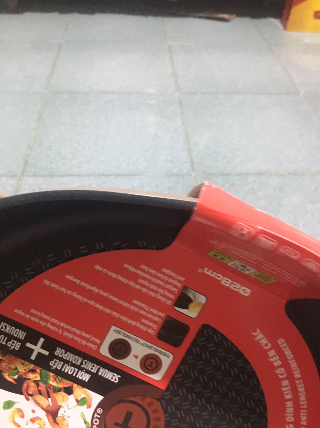 Hàng tefal chắc chắn, lớp chống dính dày nhưng Tiki đóng gói quá tệ. Lòi hết cả phần thành chảo ra bên ngoài, giao hàng siêu lâu.