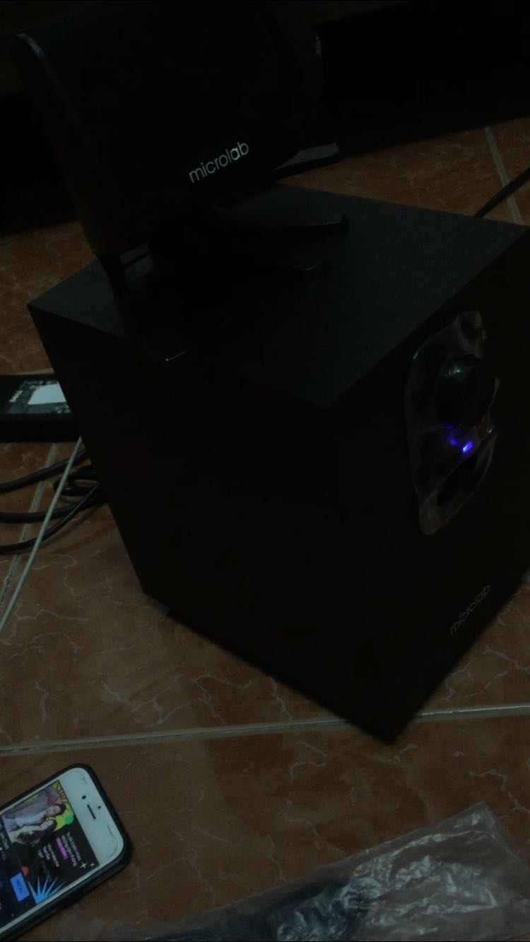 Loa nghe rè, lại nhỏ ko nghe rõ bật max volumn mà vẫn bé, đã thế nút xoay con ko có chỗ min max để xoay, cứ xoay mãi thôi, nhà mình cũng cơ một cái loa microlab giống như này nhưng đời thấp hơn ko bắt blutooth,nghe rất ok, mình mong rằng sản phầm đời mới này có bắt blutooth sẽ chất lượng như loa kia nhưng Không, thất vọng toàn tập, rất mong shop có thể hoàn lại tiền ạ.