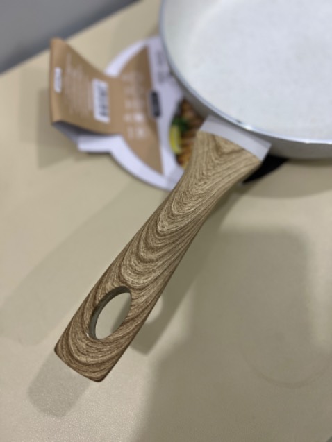 Sản phẩm nhận không có hộp của Nagakawa, không biết do đó giờ hàng gia dụng của Nagakawa là như vậy thôi hay sao nữa. Sản phẩm nặng, sạch sẽ. Giao nhanh. Nấu được 1 lần nên chưa thấy gì không ổn.
Màu đẹp, nấu được bếp từ luôn.