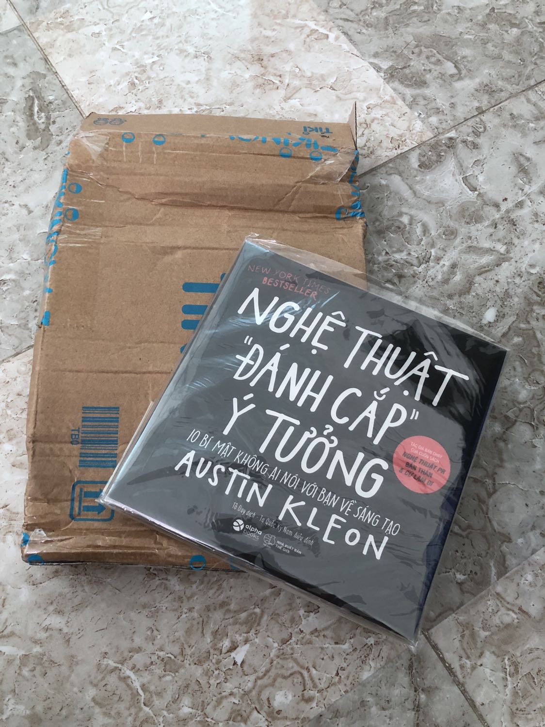 Thời gian giao hàng đúng hạn, mình đã khá sốc khi nhìn thấy chiếc hộp bị méo mó, nhưng sản phẩm vẫn nguyên vẹn dù chỉ bọc bởi chiếc túi mỏng manh( 9/10 điểm)
Còn về nội dung thì đây là cuốn sách rất bao quát về sáng tạo, bạn nào mong rằng cuốn sách này sẽ xoáy sâu về mảng design hay thiết kế đồ họa thì nó sẽ không đủ để đáp ứng nhu cầu của các bạn đâu, tuy nhiên cũng recommend mọi người nên đọc thử một lần để có cách nhìn đúng và mới hơn về sáng tạo, cách tạo lập ý tưởng, nuôi dưỡng nguồn sáng tạo trong thời gian dài ( 10/10 điểm)