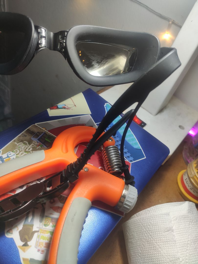 Đã dùng một lần. kính bơi thẩm mỹ cao, rất đẹp. Tuy nhiên độ hoàn thiện chưa cao lắm, các bạn xem hình sẽ thấy chỗ bị thừa keo. Kính có 1 lớp chống sương, nhưng theo mình thấy nó ko bền, bơi 1 lần xong thấy nó bầy hầy như hình mình chụp (cái này tốt nhất nên mua anti fog bôi vào, đồ free xài chán). bịt tai thì cũng tạm, mình bơi sải hay bị rơi ra, kính đặc biệt rất tốt ở việc không vào nước dù mình để dây lỏng, rất đáng khen. cho 4 sao