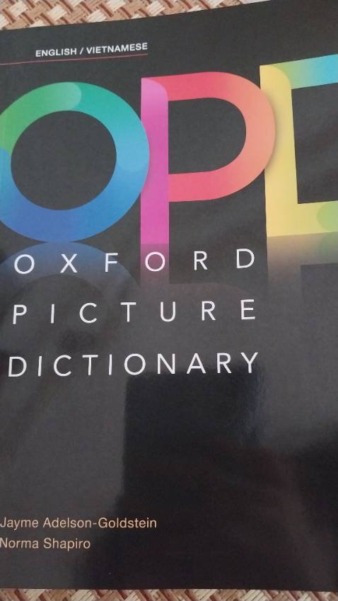 Sách in đẹp, chất lượng, nhưng vốn từ rất ít và basic, phù hợp người mới học hoặc trẻ em. Trình độ B hoặc 5.0 ielts trở lên sẽ k cần thiết. Vd từ về chủ đề house, trong sách có những từ như garage, doorknob,... nhưng k có từ khó hơn như veranda,..
Giao hành nhanh, nhiệt tình!