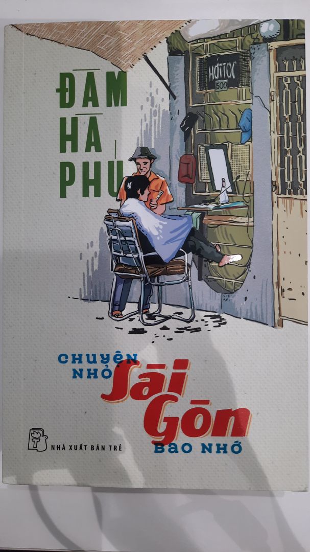 Do chưa đọc hết nên mình chỉ đánh giá chung chung thôi. 
Sách tương đối dày, có bookmark. Giấy láng mịn nhưng mỏng nên thấy được chữ của trang in bên kia nên không thích lắm.
Nội dung thì bình dị với nhiều câu chuyện nhỏ, nó hấp dẫn bởi những con người hết sức đời thường nhưng hào sảng và tốt bụng. 
Đọc để biết và tin vào tinh thần và tấm lòng của Sài Gòn.