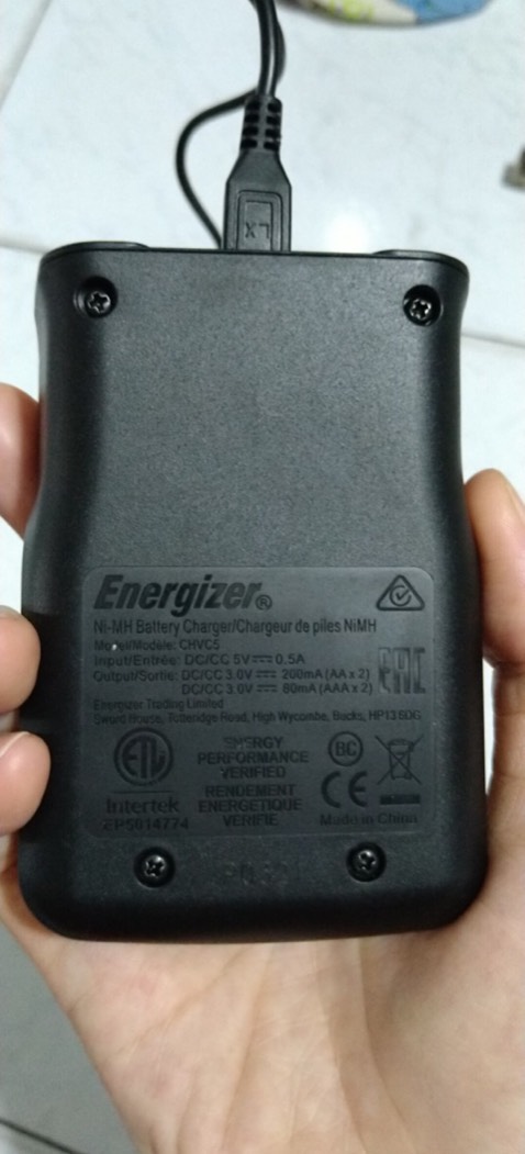 Hàng không giống như miêu tả. Bộ sạc không có chân cắm như hình. Sản phẩm mong manh dễ vỡ. Ọp ẹp. Ảnh nằm trong bao bì là ảnh của shop. Ảnh còn lại là sản phẩm mình nhận được.