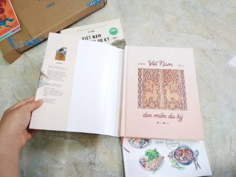 Thấy tác giả ra mắt phần 2 là phải mua liền à, minh họa xuất sắc. Mà lạ cái đọc mô tả là bìa mềm đến khi giao tới lại là bìa cứng, vui ghê. 
Rất chờ đón những phần tiếp theo từ tác giả.