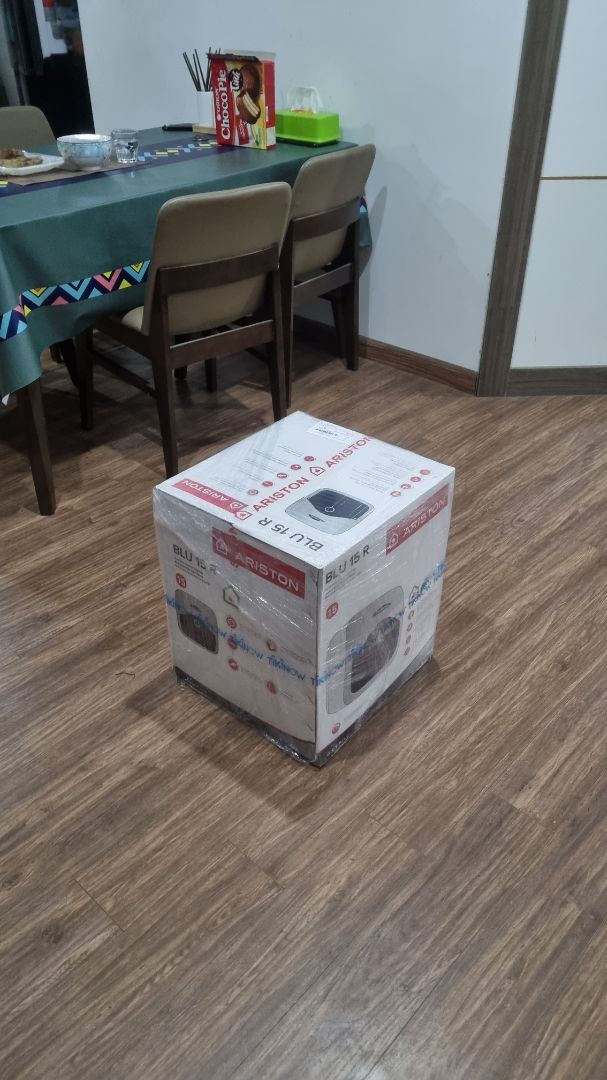 Giao hàng chính hãng, dùng tốt, tuy nhiên dung tích bình nhỏ nên những hôm trời lạnh tắm được 1 lát đã hết nước nóng. Phù hợp gia đình 2,3 người.