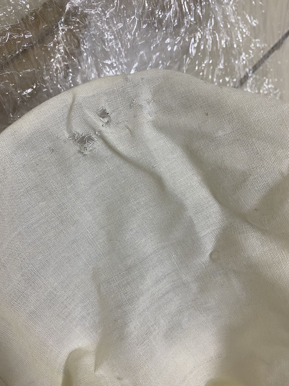 hàng shop giao túi vải bị rách như hình gửi kèm. *** nhà cung cấp không liên lạc được