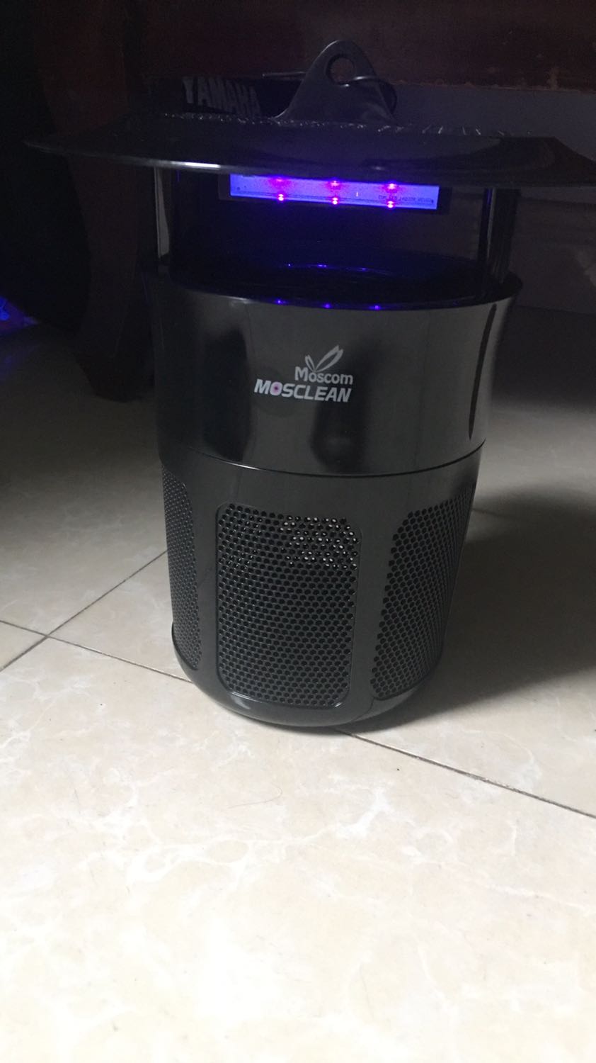 Đóng gói cẩn thận, hàng đúng quảng cáo, đã cắm thử: máy chạy êm, đèn sáng dịu, có gió hút ở trên, thổi xuống dưới nhè nhẹ. Hy vọng bắt được nhiều muỗi!