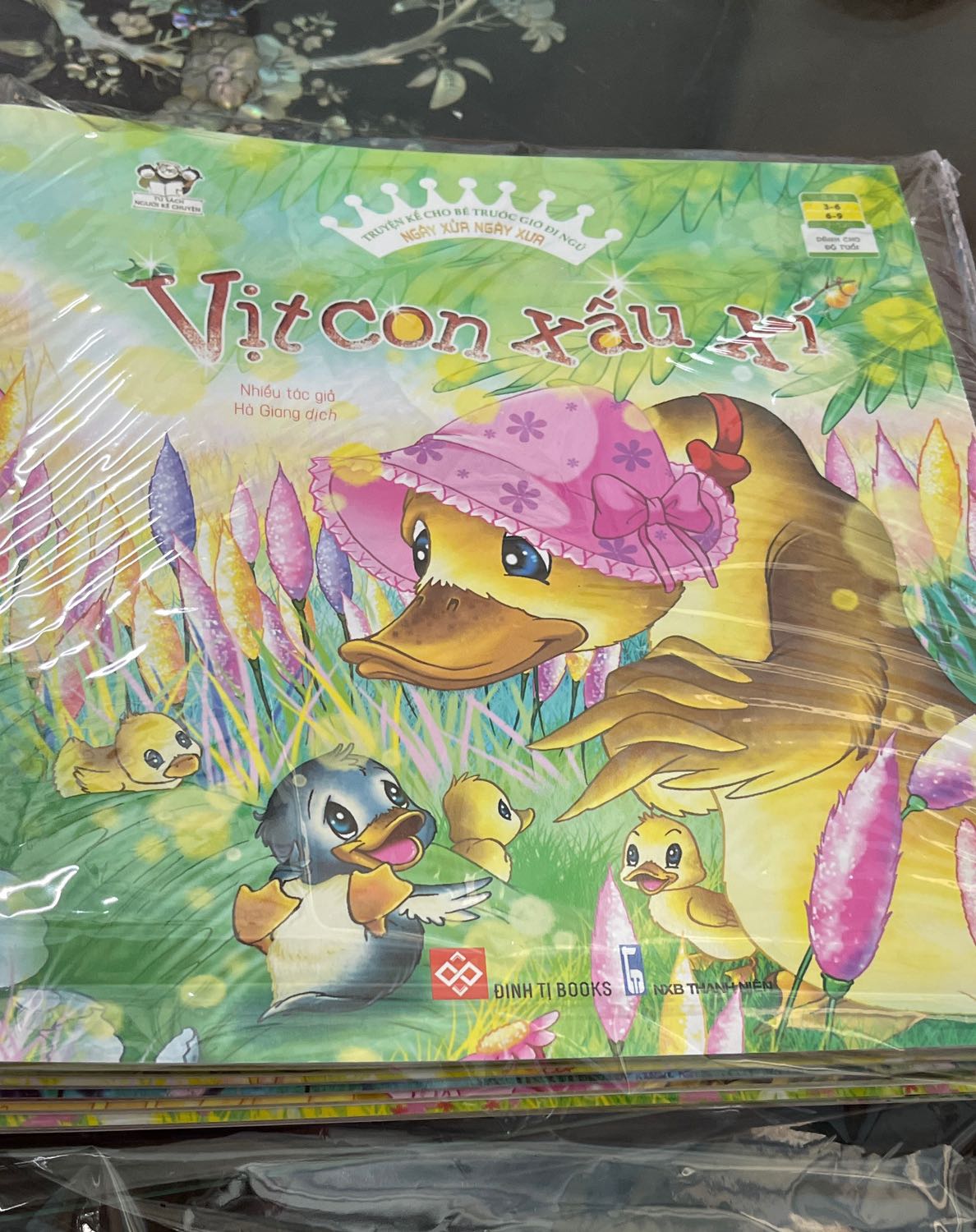 Bộ truyện rất ý nghĩa , chất liệu giấy đẹp , màu sắc tươi tắn , bé rất thích bộ truyện này , lần sau sẽ ủng hộ mua các bộ truyện khác .