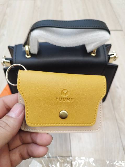 Túi rất đẹp , móc khoá tặng kèm cũng rất dễ thương nữa ...cảm ơn shop nhìu