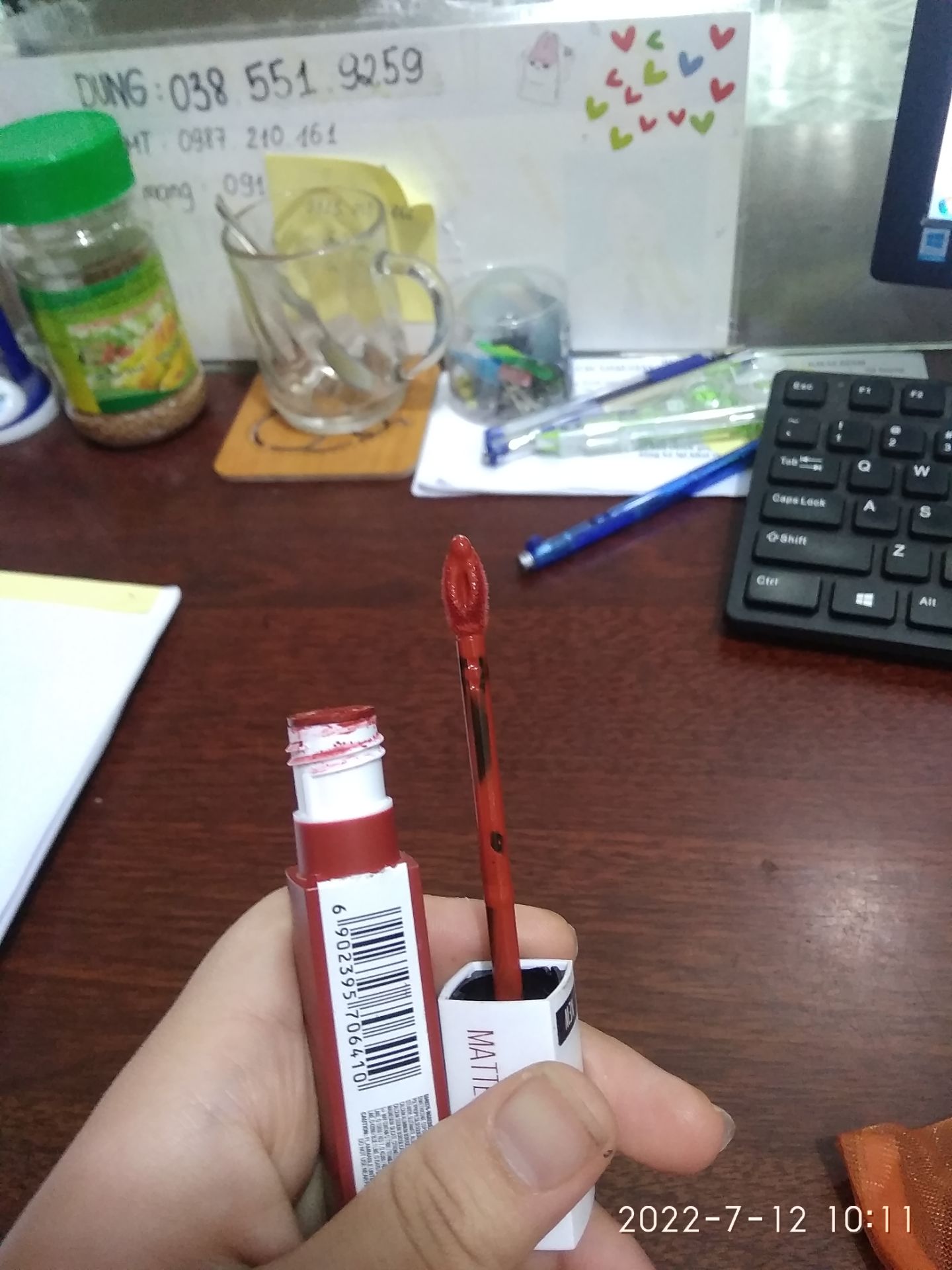 Dòng này thì siêu lì rồi, nhưng vẫn hạn chế chút là gặp đồ ăn dầu mỡ vẫn trôi nhanh. Mong Maybelline Việt Nam sẽ cập nhật thêm các tông màu nude nữa để thêm đa dạng.