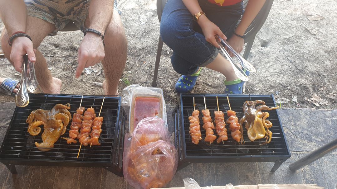 dùng tiện, ok nhưng cần thêm củi mồi than chứ 1 mình cồn mồi lâu cháy lắm