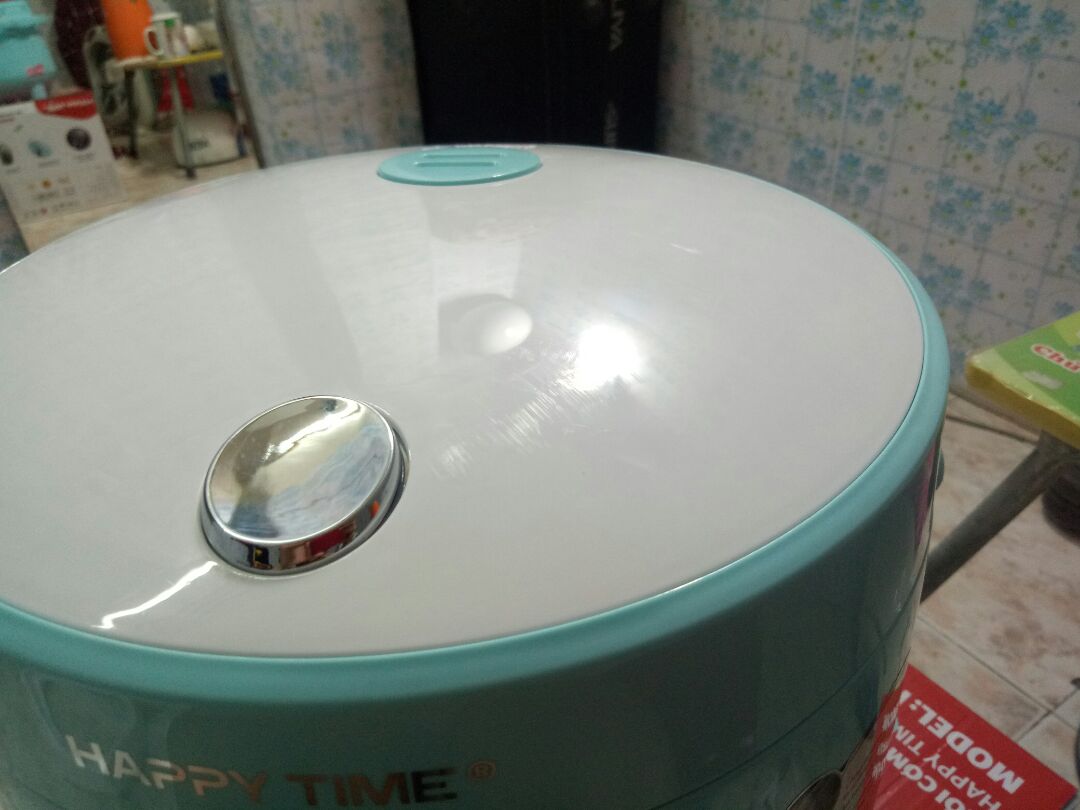 Mình vừa nhận được hàng,  rất háo hức vì trước giờ hàng tiki rất chất lượng và an tâm nhưng lần này sản phẩm lại có vết xước rất rõ ràng trên nắp nồi,  phía dưới nút bấm có khe nứt nhỏ. Nhìn xuống tem bảo hành dán giữa thân nồi và đáy nồi thấy có đường rạch ở giữa giống nồi như đã từng bị mở ra để sửa chữa.  thật sự rất thất vọng vì mình chưa bao giờ nghĩ tiki lại bán sp như vậy!!!