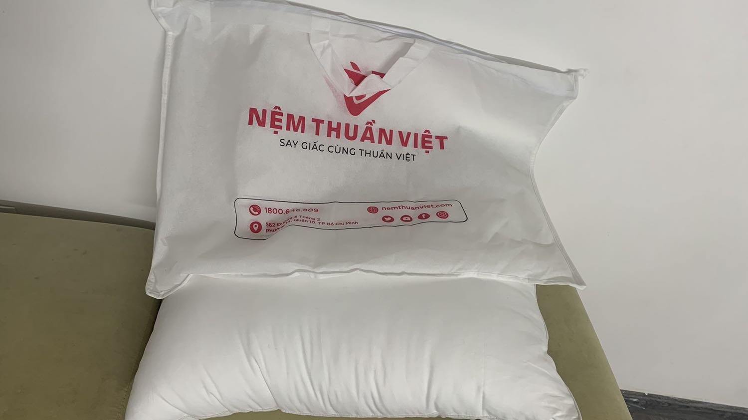 Gối rất đẹp nhé, bao bì rồi vỏ bọc rất chuyên nghiệp. Theo ảnh chụp thì mình nghĩ là có hai gối, nhưng khi nhận chỉ có một cái. Thứ 2 ghi là lông vũ nhưng khi nhận lại được lai bông cotton. Tuy nhiên với giá này thì không thể nào mua được gối lông vũ rồi. Tổng quan là hài lòng, giao hàng nhanh. Mong shop đổi hình ảnh là một chiếc gối để tránh gây hiểu nhầm nhé. Xin cảm ơn