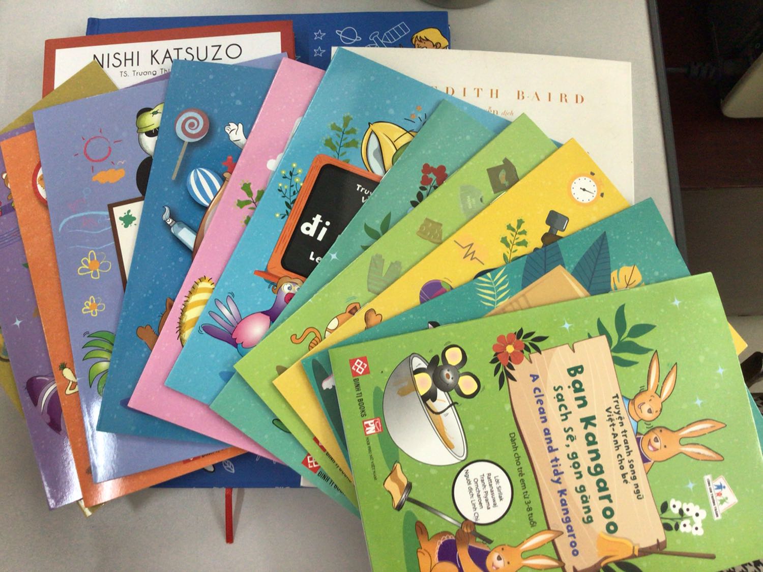 Cuốn ehon giản dị. Giúp bé tò mò về cách làm thế nào để lên đc mặt trăng và những cách đó thì tốn bao nhiêu thời gian. Hiện nay, chúng ta làm gì để lên đc mặt trăng. ... Mình quên ko chụp ảnh nên ko có ảnh sách. Sách in đưpj, giấy dày dặn.