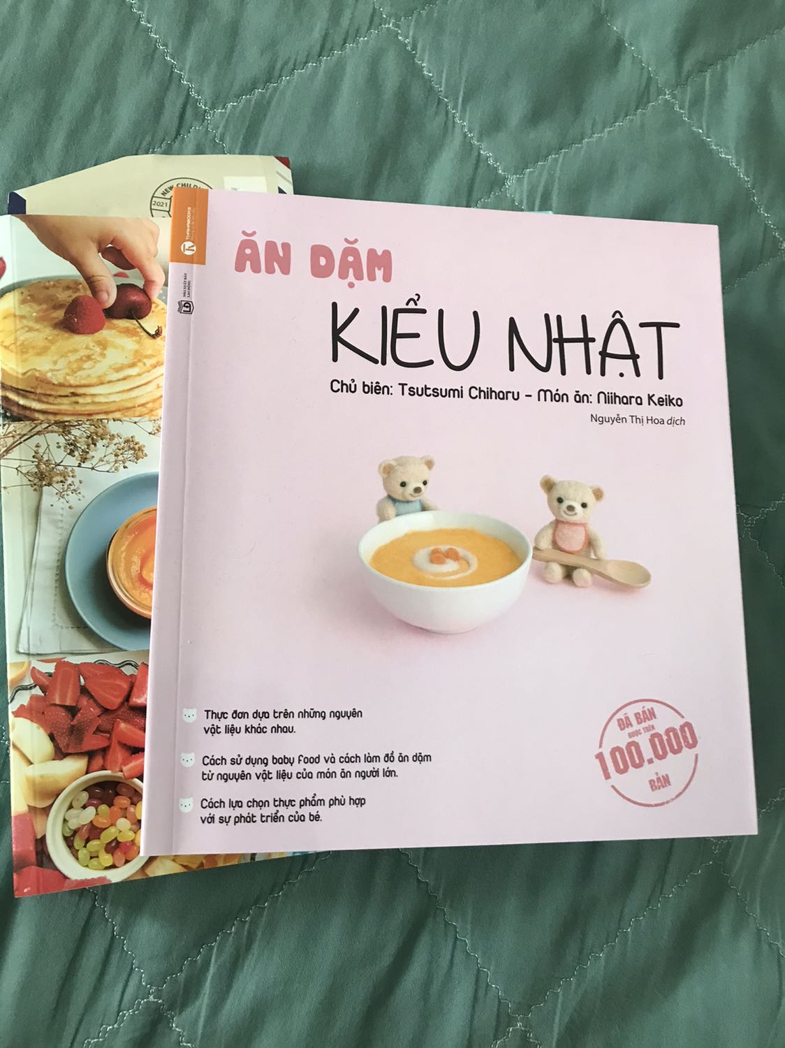 Chất lượng giấy ok, luôn tin tưởng Tiki khi mua sách ở đây.
Cuốn ADKN hướng dẫn nấu chi tiết, còn cuốn ADKPLCC nội dung được, có nhiều đoạn lặp lại quá ;( mình k thích cách trình bày như vậy. 
Hành trang chuẩn bị cho con ăn dặm nên mua hai cuốn này tham khảo, pp của hai cuốn khác nhau nên chúng ta cần cân nhắc áp dụng pp nào hay mix hai pp.