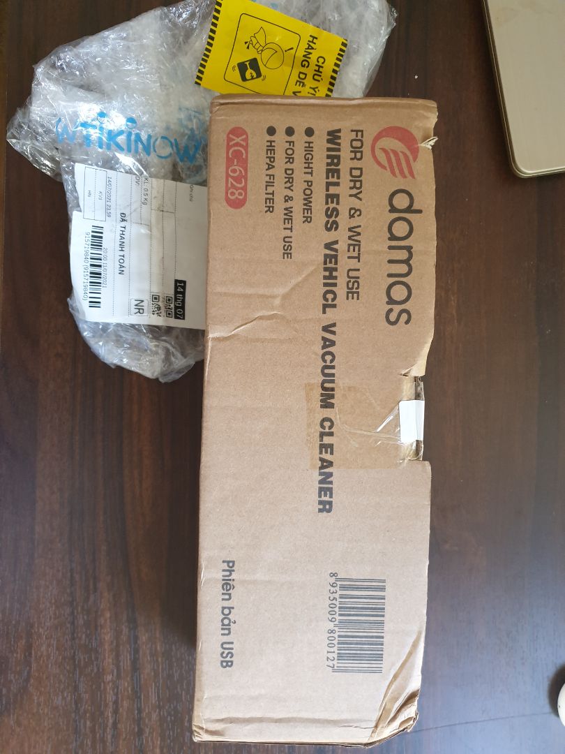 Máy không hề có nhãn, mác hoặc bất cứ một chữ gì hết (ngoài "On / Off") nên không có căn cứ gì để khẳng định hàng chính hãng Damas nhé cả nhà. Có giấy chứng nhận cấp độ : đủ tiêu chuẩn, con dấu "Đạt" màu đen bé xíu. Có bảo hành điện tử có vẻ để khách hàng yên tâm hơn nhưng thử hỏi đã có bác nào bảo hành kiểu này được chưa? Tên tiếng anh của sản phẩm ngoài hộp còn ghi sai chính tả (Vehicl) thế mà vẫn được nhiều dân mạng ca tụng... Chắc do có ưu điểm nổi bật là giá!