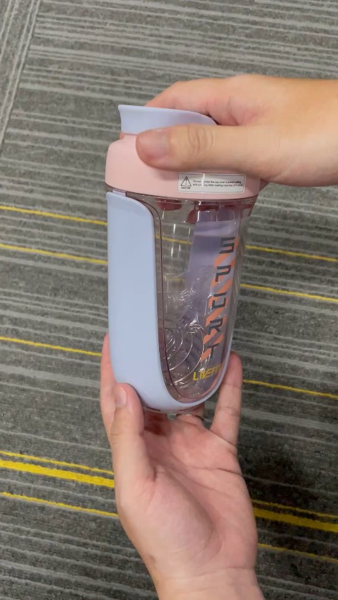 Bình lắc Livefit này mình đã từng mua 1 lần của shop rồi, nay mua cho ny cái màu tím này, xinh cực. Về chất lượng thì nắp đóng rất kín, mình để balo vẫn không bị tràn whey ra. Thiết kế cũng đẹp mắt và dễ vệ sinh nha ae