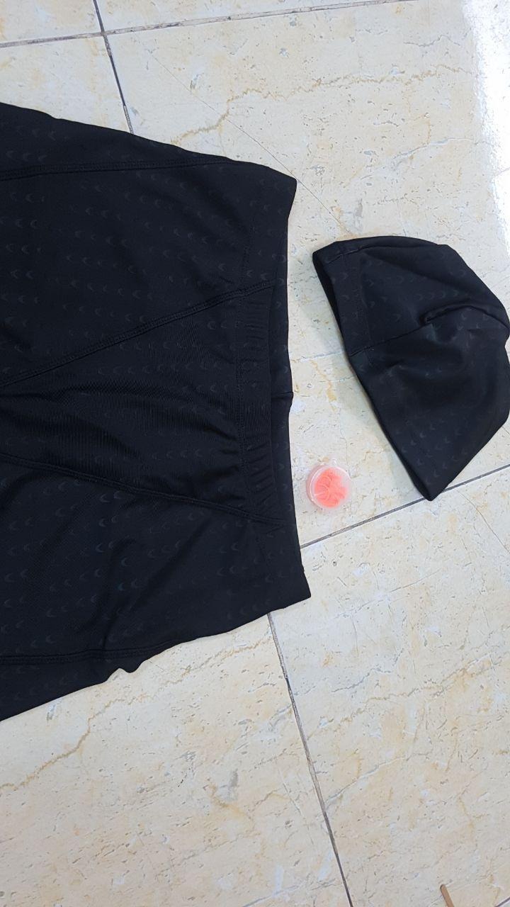 Sản phẩm như hình , nhân viên giao hàng nhanh , hàng đóng gói kỹ ,. Phụ kiện nón đi kèm cũng rất ok . Rẻ hơn mấy bên khác , mua quần mà được tặng luôn cả nón . Chất vải nhanh khô , đường may chắc chắn . Mình đùi to mặc vào hơi chật tý nhưng mà quần bơi vậy là ok . Quần bơi lửng nên mặc cũng khá tự tin , không bị lộ hàng :))